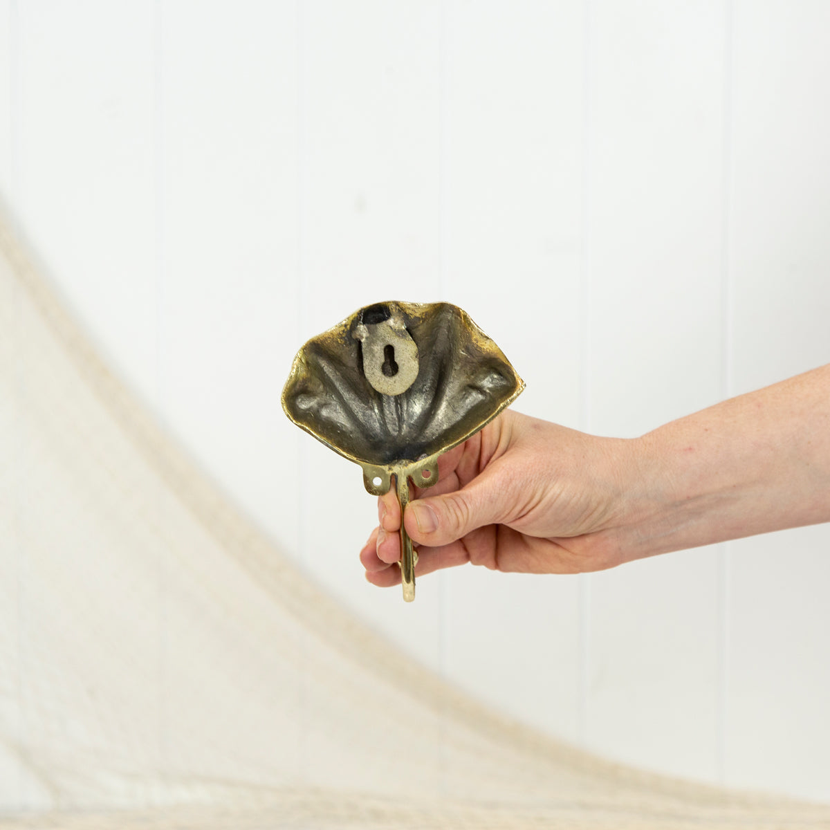 Clam Shell Hook